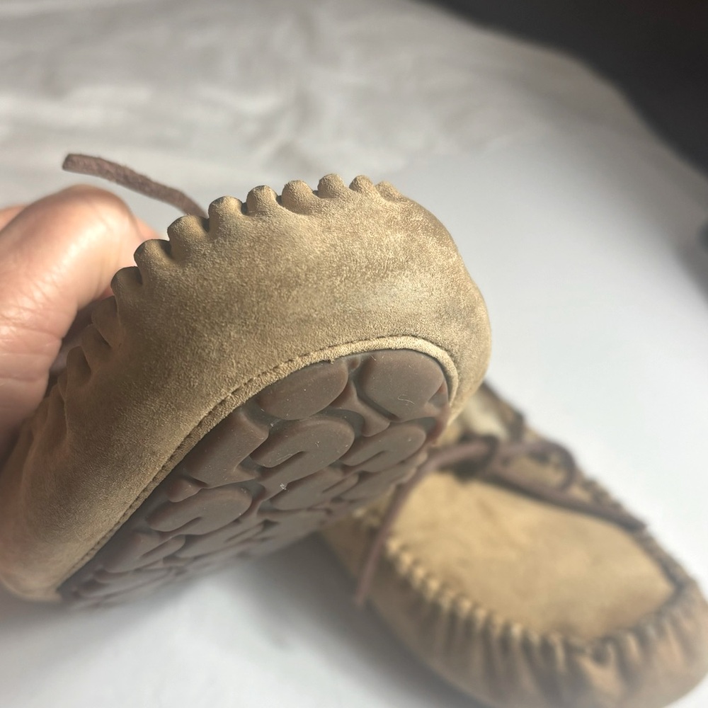 UGG| UGG Australia Dakota Moccasin slippers. Color Tan size 8 - Picture 7 of 15
